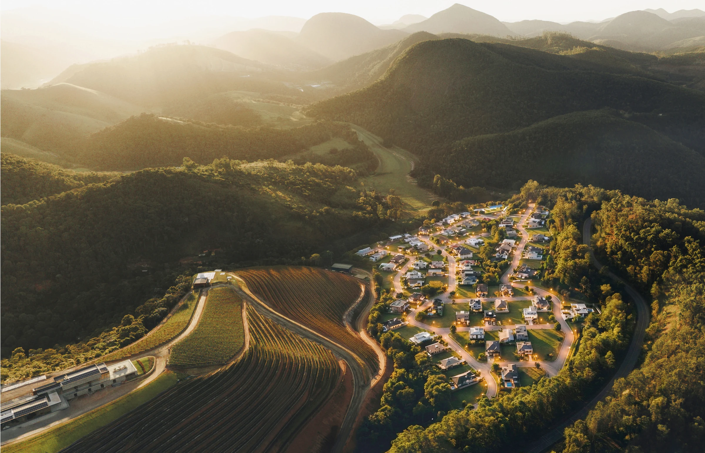 Vista aérea do Residencial Videiras entre as montanhas de Teresópolis
