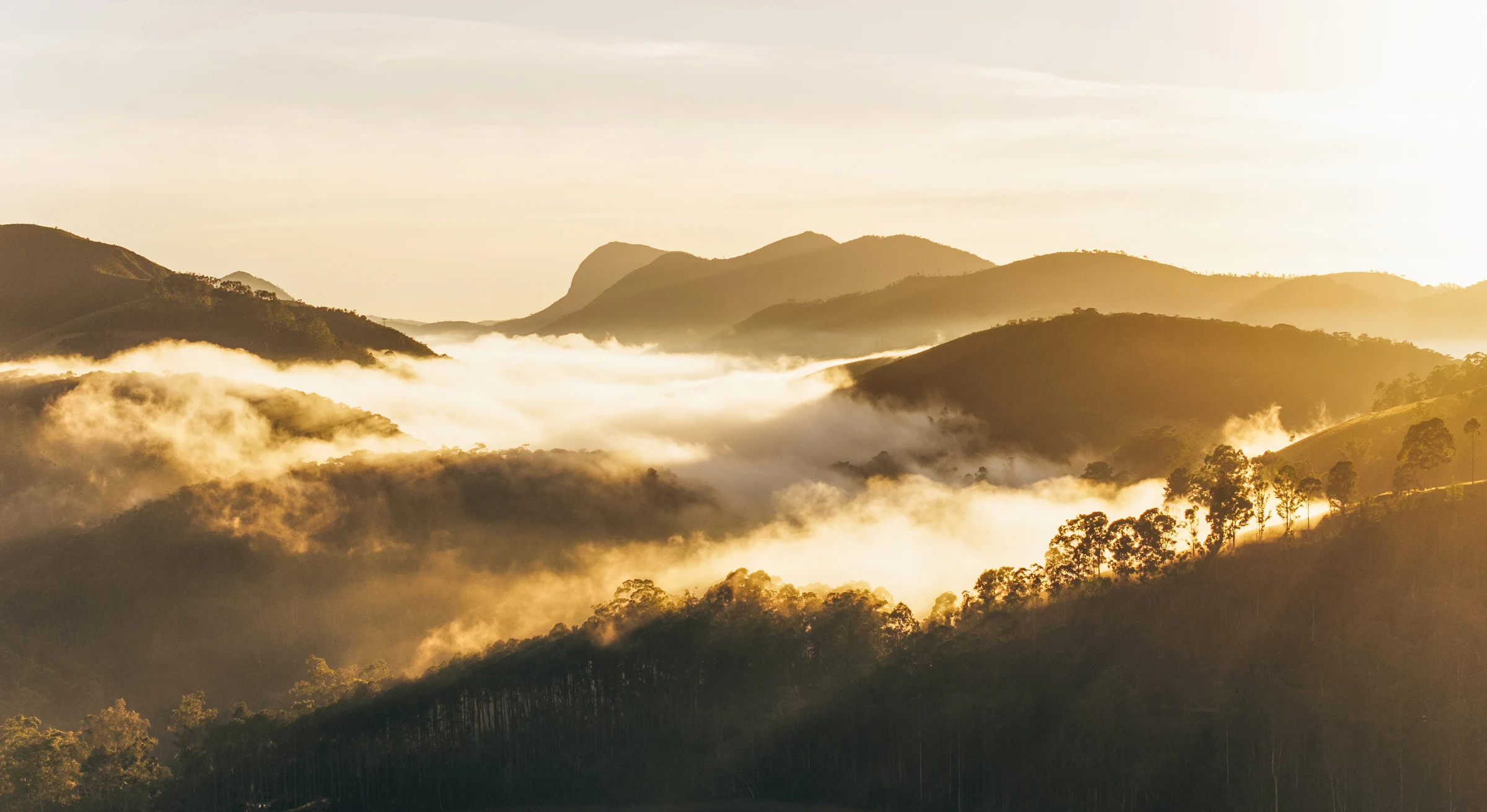 Paisagem ampla das montanhas de Teresópolis ao amanhecer