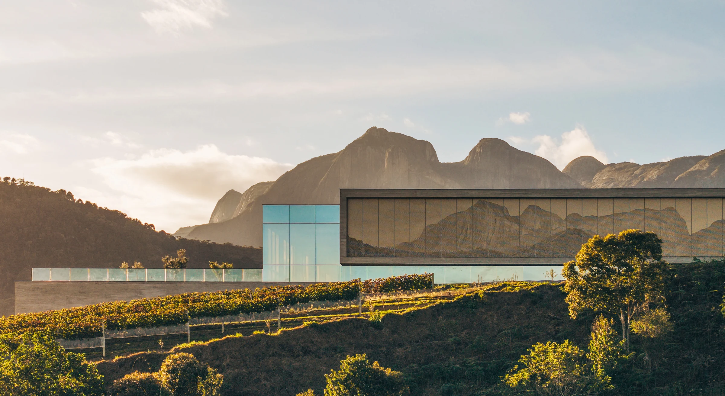 A arquitetura da Vinícola Maturano integrada às montanhas e aos vinhedos